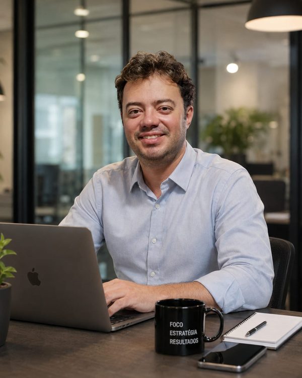 Renan Carvalho Barbosa, que faz sites e cuida do Google Meu Negócio de clínicas e comércios em Goiânia